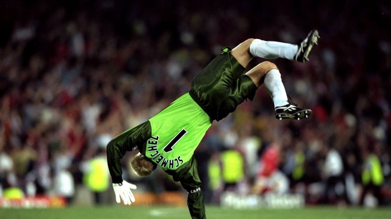 Peter Schmeichel and the Manchester United squad celebrating the 1999 Champions League win.