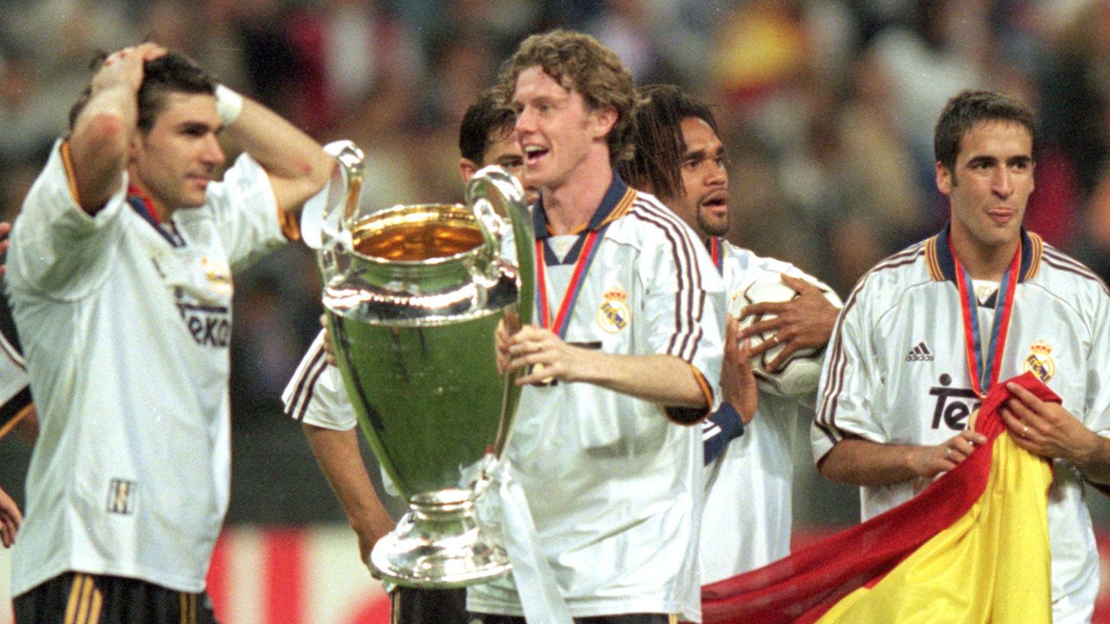 Steve McManaman celebrating in a Real Madrid kit after his move from Liverpool.